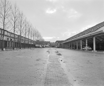 882199 Gezicht op het terrein rond het oude veilinggebouw aan de Heycopstraat te Utrecht, met links panden aan de Croeselaan.